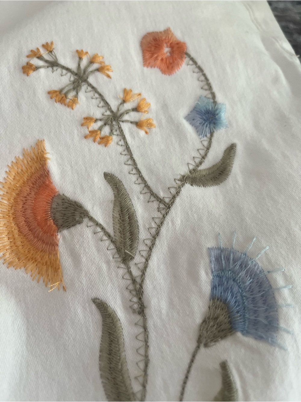 Bandolino Lisbeth Curvy Crop Floral Embroidery White Jeans in excellent like new - Picture 5 of 12